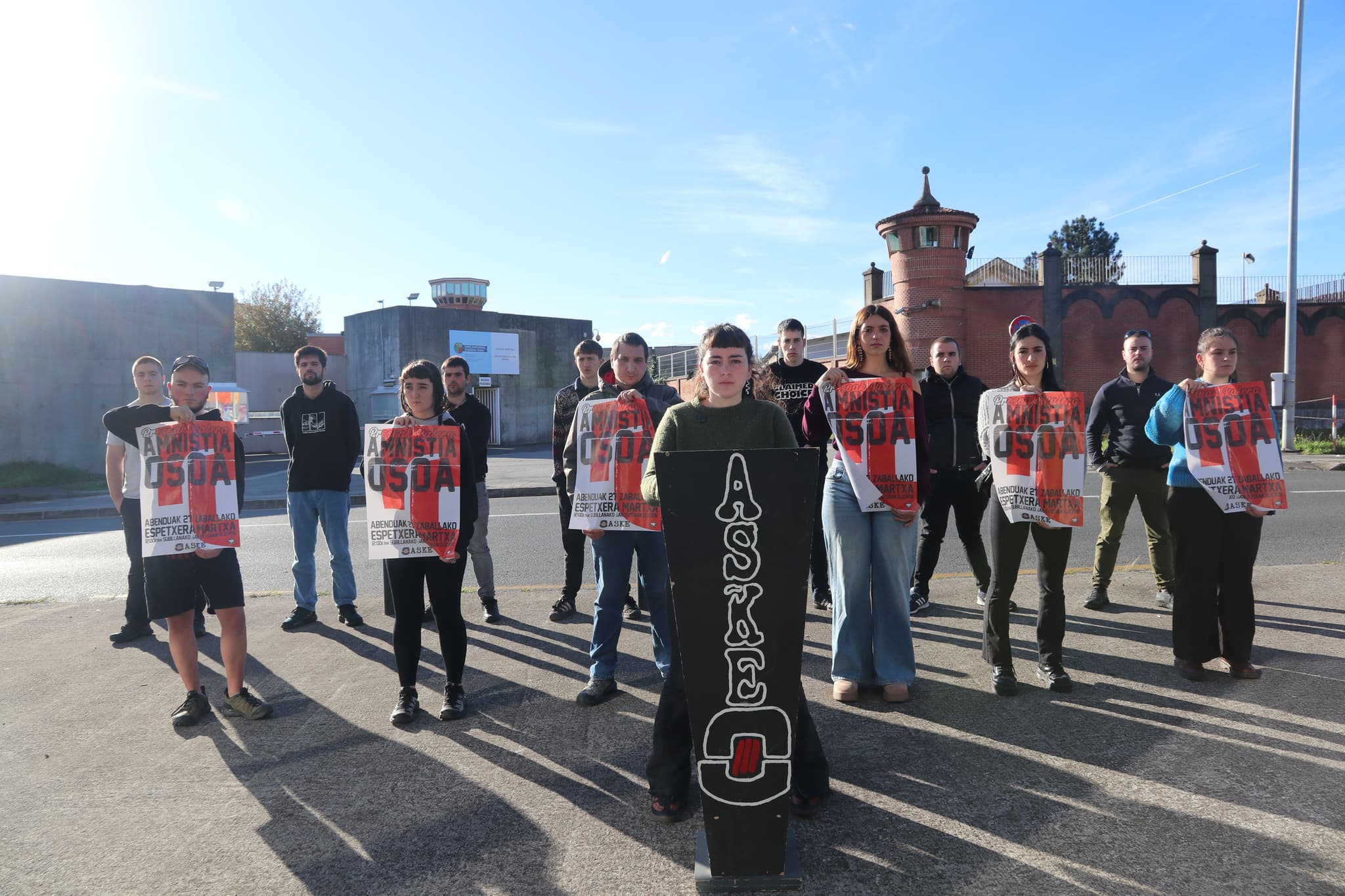 ASKE antolakundeak prentsaurrekoa burutu du Basauriko espetxean, datorren abenduaren 27an antolatutako Zaballako espetxe martxara deituz. 