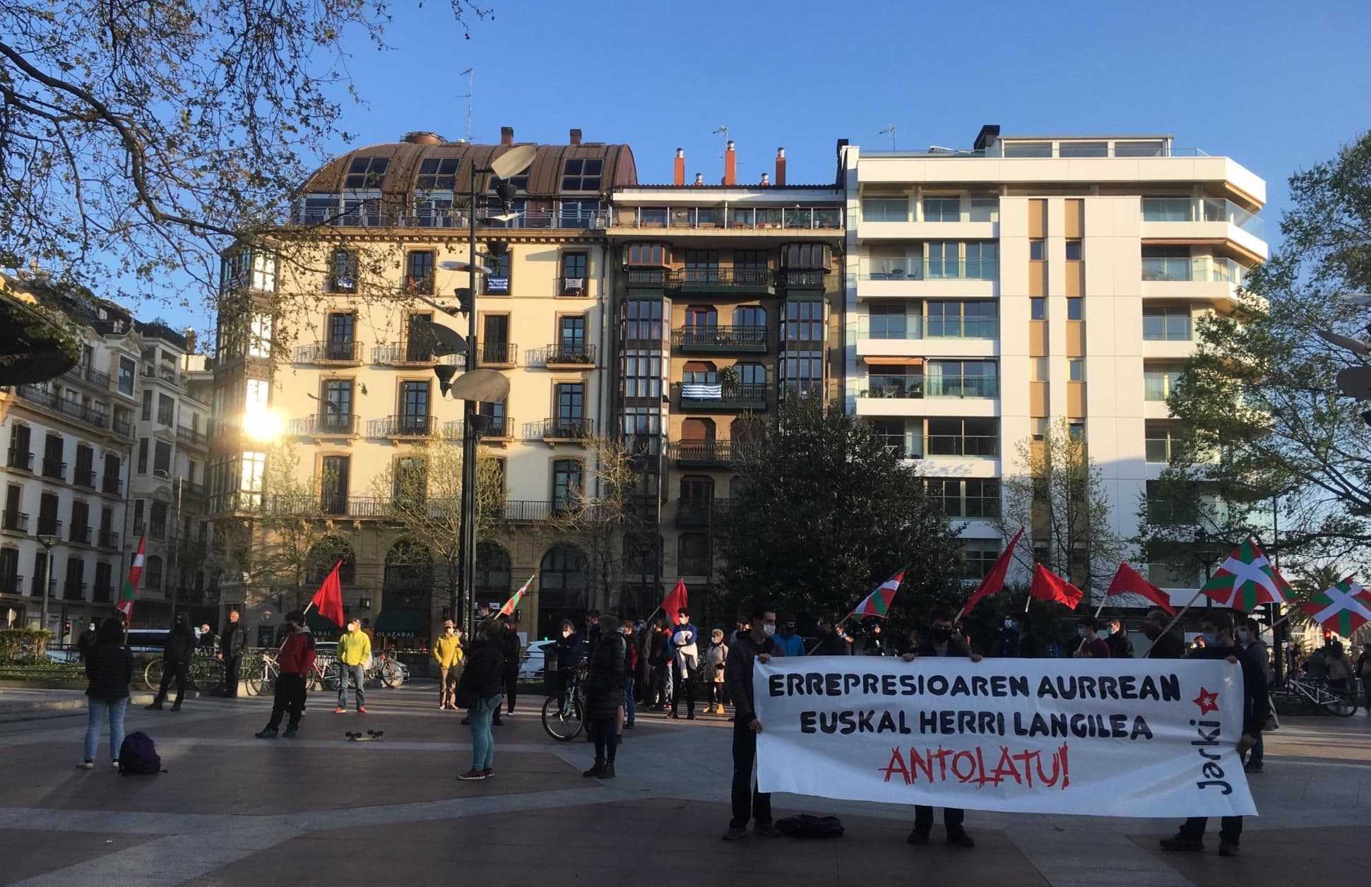JARKI-k Donostiako dinamika lokalari amaiera emateko kontzentrazioa burutu eta irakurketa plazaratu ditu.