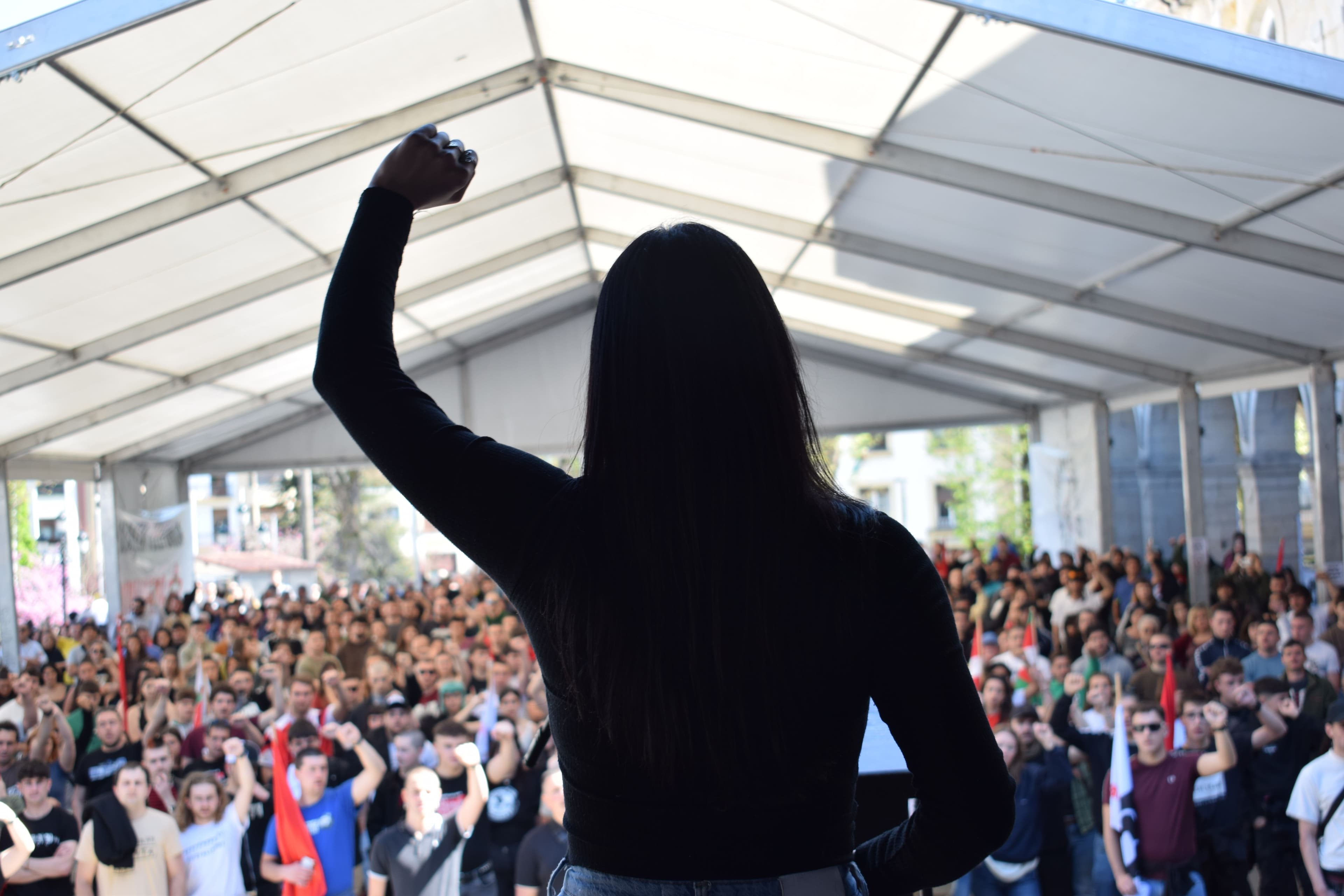 Askatasunaren bidean, borrokak darrai!