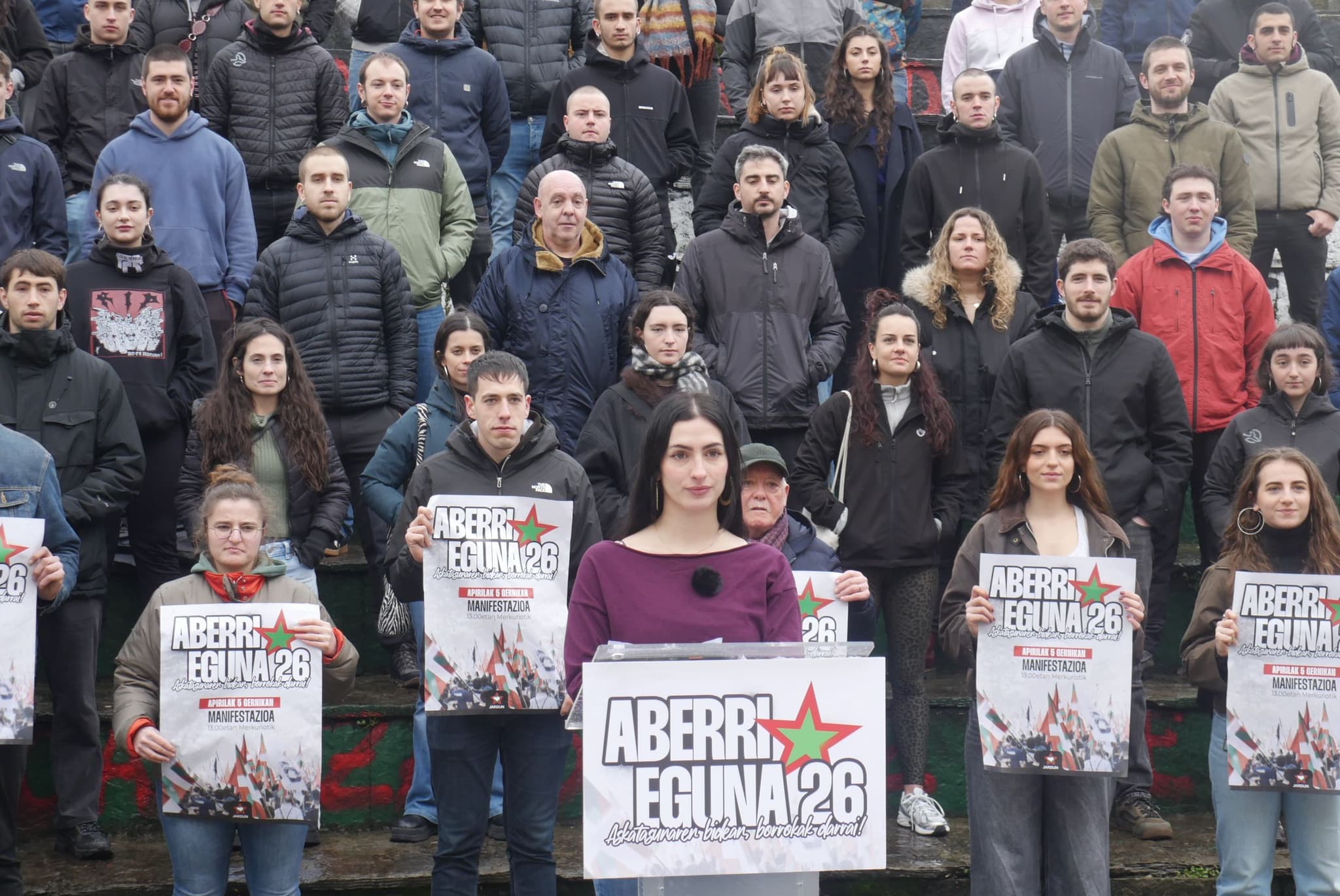 Askatasunaren bidean, borrokak darrai!