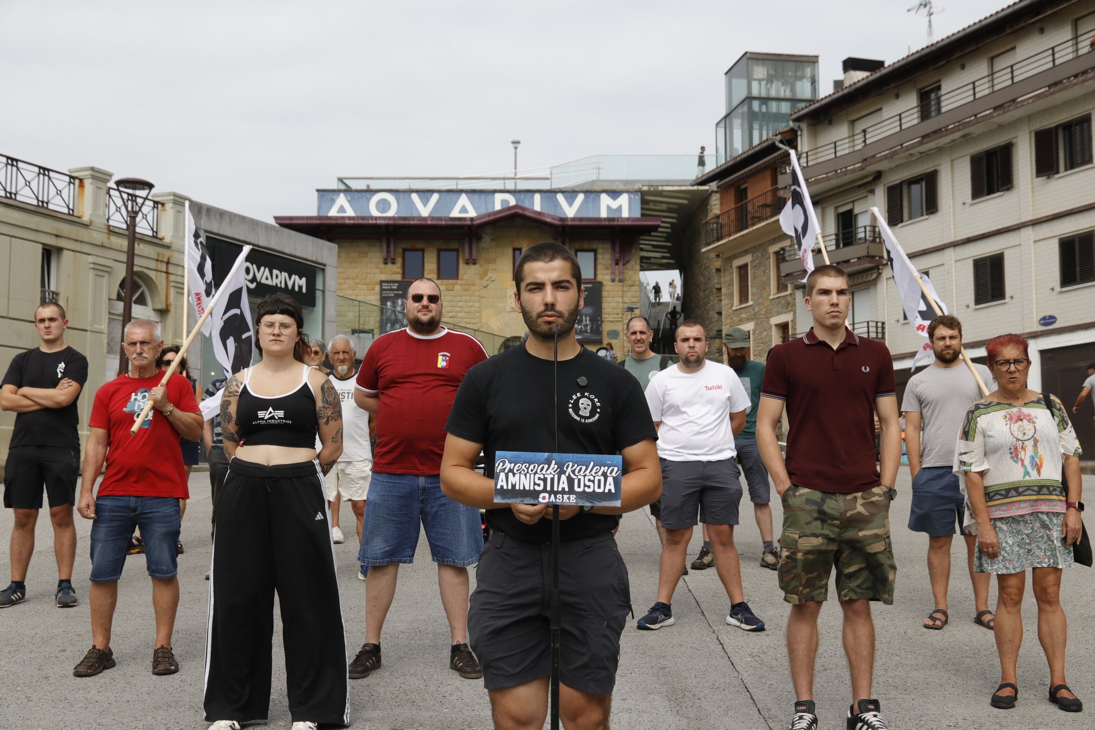 ASKE antolakundeak prentsaurrekoa burutu du Donostiako kaian, datorren irailaren 13an antolatutako manifestaziora deituz.
